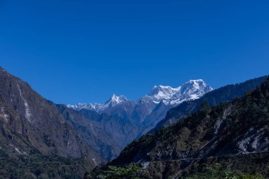 Himalaya, Himalaya dağının karla kaplı panoramik manzarası. Himalaya Dağları 'nın kışın Kedarnath Vadisi' ndeki manzarası.