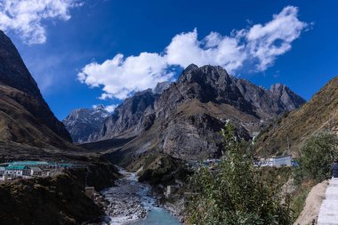 Uttarakhand 'daki Himalaya Dağı ve nehir manzarası