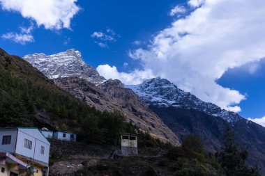 Uttarakhand 'daki Himalaya Dağı ve nehir manzarası