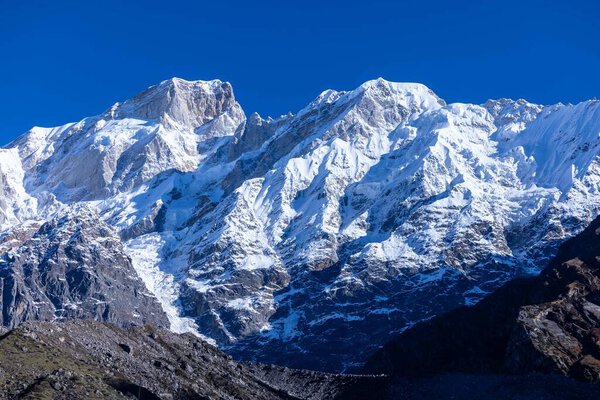 Гималаи, Панорамный вид на Гималайские горы, покрытые снегом. Гималайский горный ландшафт зимой в долине Кедарнатх.
