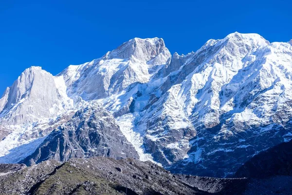 Himalaya, Himalaya dağının karla kaplı panoramik manzarası. Himalaya Dağları 'nın kışın Kedarnath Vadisi' ndeki manzarası.