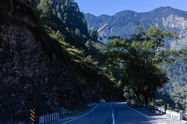 ヒマラヤ山の風景の中の道 — ストック写真