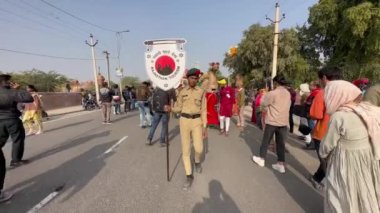 Bikaner, Rajasthan, Hindistan - Ocak 2023: Deve Festivali, Artits deve festivalinde bikaner geçit töreninde renkli elbiseler içinde gösteri yapıyor. Hindistan 'ın dört bir yanından sanatçılar bikaner' de düzenlenen yıllık etkinliğe katıldılar..
