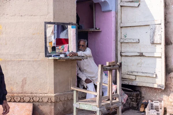 Varanasi Uttar Pradesh Índia Novembro 2022 Retrato Velho Barbeiro Rua — Fotografia de Stock