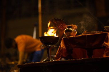Varanasi, Uttar Pradesh, Hindistan - Kasım 2022: Ganga aarti, Dashashwamedh Ghat 'ta akşam üzeri nehir çeteleri 