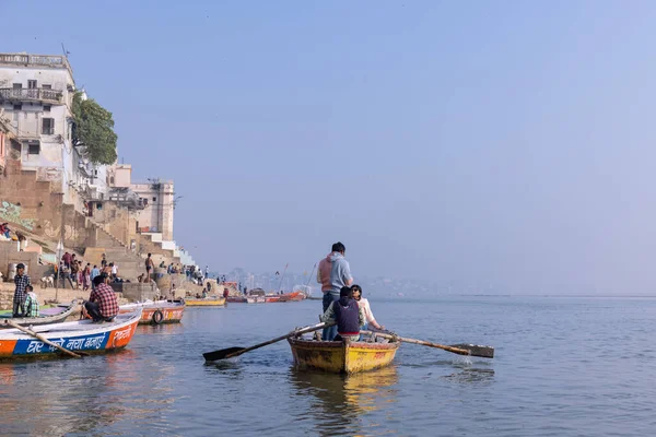 バラナシ ウッタル プラデシュ州 インド 11月2022 早朝の間にバラナシで海のカモメの群れと一緒に川に乗ってボートに乗ることを楽しむ観光客 ボートマンは木製のボートを航海 — ストック写真