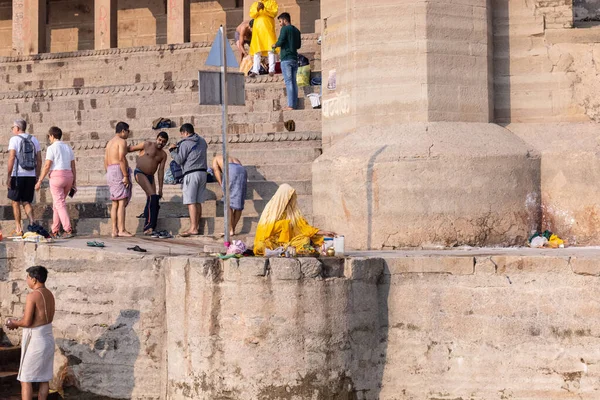 インド ウッタル プラデシュ州バラナシ2022年11月 バラナシの川のせせらぎの近くの小屋に古代寺院や建築物を持つ古代の建物 歴史的なバラナシ市の建築 — ストック写真