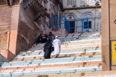 Varanasi, Uttar Pradesh, Hindistan - Kasım 2022: Varanasi 'deki nehir çeteleri yakınlarındaki ghat üzerinde antik tapınaklara ve binalara sahip tarihi Varanasi şehrinin mimarisi..