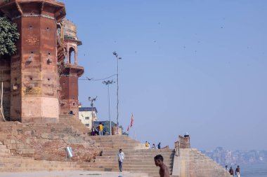 Varanasi, Uttar Pradesh, Hindistan - Kasım 2022: Varanasi 'deki nehir çeteleri yakınlarındaki ghat üzerinde antik tapınaklara ve binalara sahip tarihi Varanasi şehrinin mimarisi..