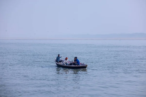 バラナシ ウッタル プラデシュ州 インド 11月2022 早朝の間にバラナシで海のカモメの群れと一緒に川に乗ってボートに乗ることを楽しむ観光客 ボートマンは木製のボートを航海 — ストック写真