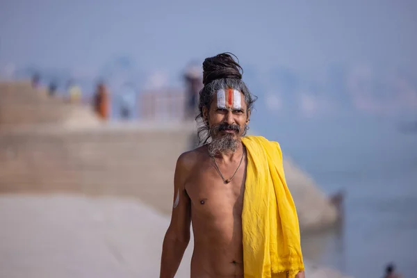 ヴァラナシ ウッタル プラデシュ州 インド 2022年11月 未確認のインドのサドゥ ババの肖像画は 伝統的なドレスでバラナシ市内の川の峡谷の近くの帽子の上を歩く バラナシは最も古く神聖な都市です — ストック写真