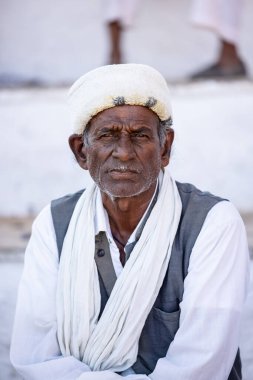 Puşkar, Rajasthan, Hindistan - Kasım 2022: Puşkar Fuarı, Rajasthani 'nin beyaz geleneksel elbisesi ve renkli sarıklı portresi.