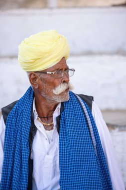 Puşkar, Rajasthan, Hindistan - Kasım 2022: Puşkar Fuarı, Rajasthani 'nin beyaz geleneksel elbisesi ve renkli sarıklı portresi.