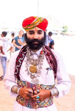 Puşkar, Rajasthan, Hindistan - Kasım 2022: Puşkar Fuarı, Rajasthani Rajput erkek sakallı ve bıyıklı renkli geleneksel rajasthani elbisesi ve sarığı giymiş.