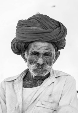 Puşkar, Rajasthan, Hindistan - Kasım 2022: Puşkar Fuarı, Rajasthani 'nin beyaz geleneksel elbisesi ve renkli sarıklı portresi.