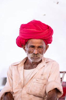 Puşkar, Rajasthan, Hindistan - Kasım 2022: Puşkar Fuarı, Rajasthani 'nin beyaz geleneksel elbisesi ve renkli sarıklı portresi.