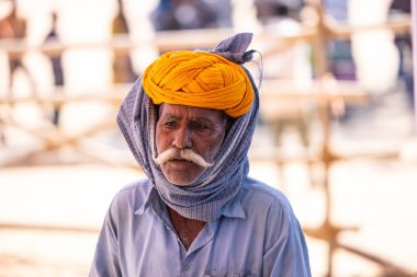 Puşkar, Rajasthan, Hindistan - Kasım 2022: Puşkar Fuarı, Rajasthani 'nin beyaz geleneksel elbisesi ve renkli sarıklı portresi.