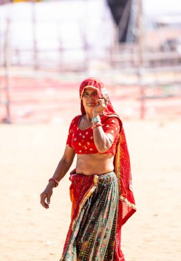Puşkar, Rajasthan, Hindistan - Kasım 2022: Puşkar Fuarı, Rajasthan 'lı kadın portresi.