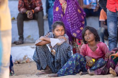 Puşkar, Rajasthan, Hindistan - Kasım 2022: Puşkar Fuarı, panayırda renkli elbiselerle gezen genç çocukların portresi.