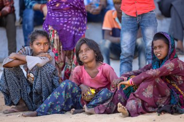 Puşkar, Rajasthan, Hindistan - Kasım 2022: Puşkar Fuarı, panayırda renkli elbiselerle gezen genç çocukların portresi.