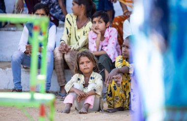 Puşkar, Rajasthan, Hindistan - Kasım 2022: Puşkar Fuarı, panayırda renkli elbiselerle gezen genç çocukların portresi.