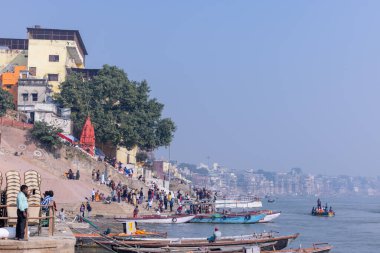 Varanasi, Uttar Pradesh, Hindistan - Kasım 2022: Varanasi 'deki nehir çeteleri yakınlarındaki ghat üzerinde antik tapınaklara ve binalara sahip tarihi Varanasi şehrinin mimarisi..
