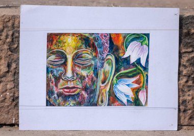 Varanasi, Uttar Pradesh, Hindistan - Kasım 2022: Varanasi 'deki nehir çetelerinin yakınlarındaki merdivenlerde el yapımı Lord Buddha tablosu sergilendi.