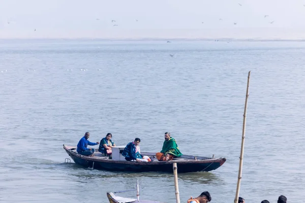 Varanasi Uttar Pradesh Intia Marraskuu 2022 Turistit Nauttivat Veneajelusta Jokilokkien — kuvapankkivalokuva