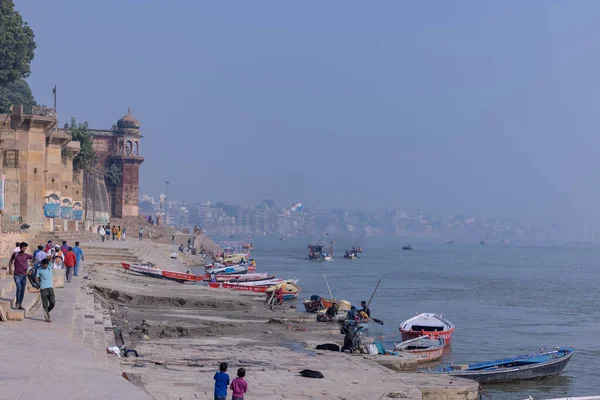 Varanasi, Uttar Pradesh, Hindistan - Kasım 2022: Varanasi 'deki nehir çeteleri yakınlarındaki ghat üzerinde antik tapınaklara ve binalara sahip tarihi Varanasi şehrinin mimarisi..