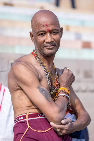 インド ウッタル プラデシュ州バラナシ2022年11月 日の出の間に川のほとりに立つ正体不明の男性の肖像画は ヒンドゥー儀式として神聖なディップを取るために — ストック写真
