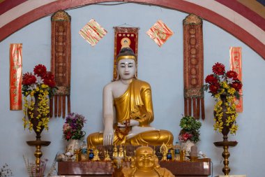 Tanrı Budist sanatını kutsasın. Lord Buddha 'nın heykeli taştan yapılmış ve altın rengine boyanmış..