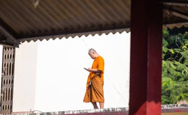 Sarnath, Uttar Pradesh, Hindistan - Kasım 2022: Sarnath tapınağında bir Tibetli keşişin portresi.