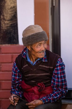 Sarnath, Uttar Pradesh, Hindistan - Kasım 2022: Tibbet 'ten gülümseyen yüzlü yaşlı bir adamın portresi.