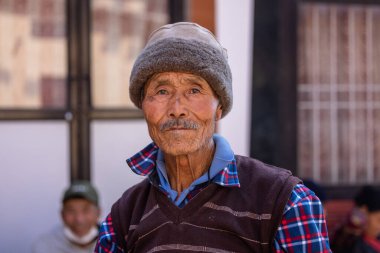 Sarnath, Uttar Pradesh, Hindistan - Kasım 2022: Tibbet 'ten gülümseyen yüzlü yaşlı bir adamın portresi.
