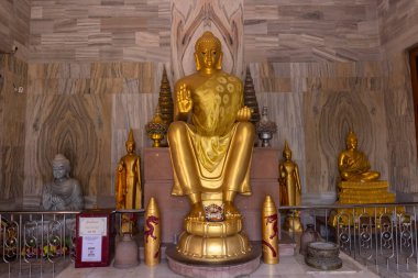 Tanrı Budist sanatını kutsasın. Lord Buddha 'nın heykeli taştan yapılmış ve altın rengine boyanmış..