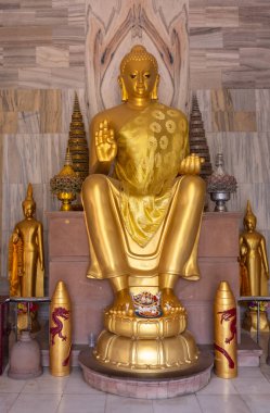 Tanrı Budist sanatını kutsasın. Lord Buddha 'nın heykeli taştan yapılmış ve altın rengine boyanmış..