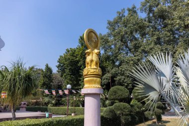 Sarnath, Uttar Pradesh, Hindistan - Kasım 2022: Budist tapınağı, Varanasi 'deki Lord Buddha tapınağının mimari görüşü.