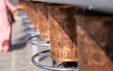 Sarnath, Uttar Pradesh, Hindistan - Kasım 2022: Budist tapınağı, Varanasi 'deki Lord Buddha tapınağının mimari görüşü.