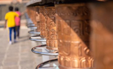 Sarnath, Uttar Pradesh, Hindistan - Kasım 2022: Budist tapınağı, Varanasi 'deki Lord Buddha tapınağının mimari görüşü.