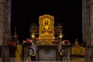 Tanrı Budist sanatını kutsasın. Lord Buddha 'nın heykeli taştan yapılmış ve altın rengine boyanmış..