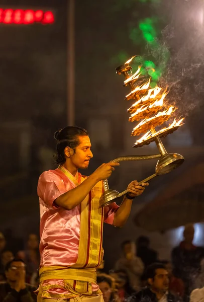 ヴァラナシ ウッタル プラデシュ州 インド 2022年11月 ガンガ アーティ 炎と儀式を持つ伝統的なドレスでアッシ ガットで川の怒りの夜のアーティを行う若い司祭の肖像画 — ストック写真