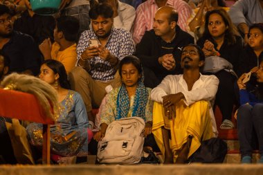 Varanasi, Uttar Pradesh, Hindistan - Kasım 2022: Ganga aarti, Varanasi 'deki assi ghat' ta akşam ganga aarti 'sine katılan bir grup dindar..