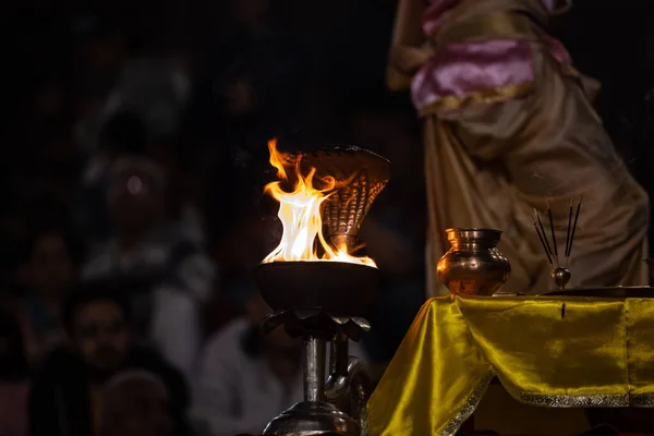 Brand Låga Natten Med Mörk Bakgrund Ganga Aarti Ritualer Vid — Stockfoto