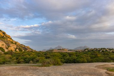 Hindistan, Rajasthan 'daki Aravalli dağlarının manzarası.