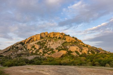 Hindistan, Rajasthan 'daki Aravalli dağlarının manzarası.