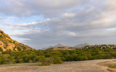 Hindistan, Rajasthan 'daki Aravalli dağlarının manzarası.