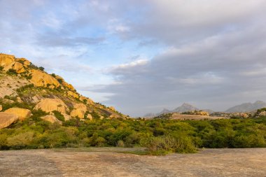 Hindistan, Rajasthan 'daki Aravalli dağlarının manzarası.