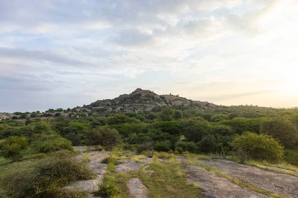 Hindistan, Rajasthan 'daki Aravalli dağlarının manzarası.