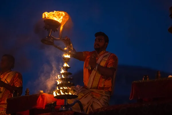 ヴァラナシ ウッタル プラデシュ州 インド 2022年11月 ガンガ アーティ 炎と儀式を持つ伝統的なドレスでアッシ ガットで川の怒りの夜のアーティを行う若い司祭の肖像画 — ストック写真