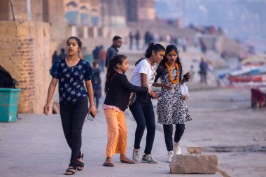 Varanasi, Uttar Pradesh, Hindistan - Kasım 2022: Ganj Nehri yakınında Hintli kızlar